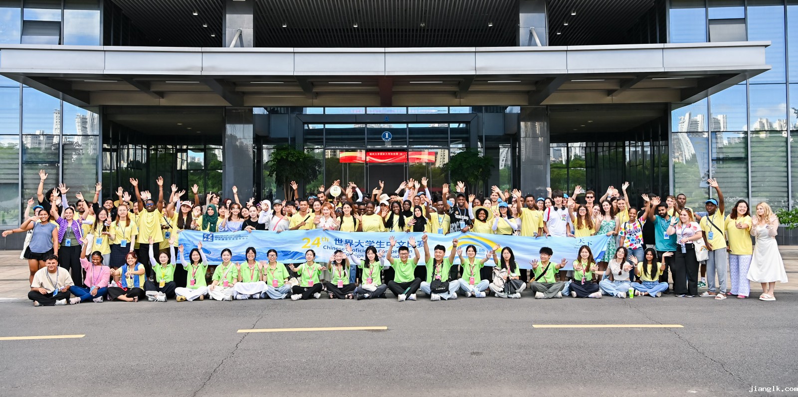 20250824“汉语为桥 天下一家”志愿者志愿活动现场1.jpg