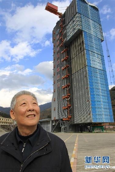 这是孙家栋在西昌卫星发射中心（2010年12月15日摄）。新华社记者 李明放 摄